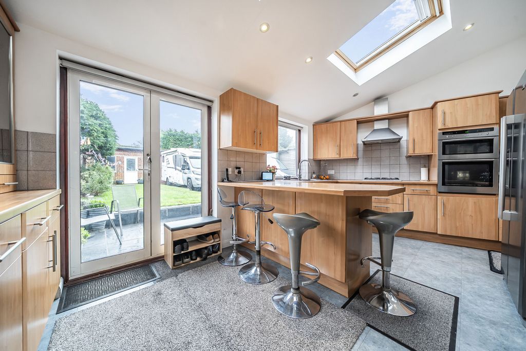 Property photo 3 of 28 Kitchen