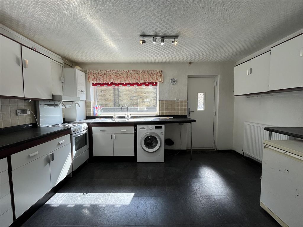 Property photo 3 of 11 Kitchen
