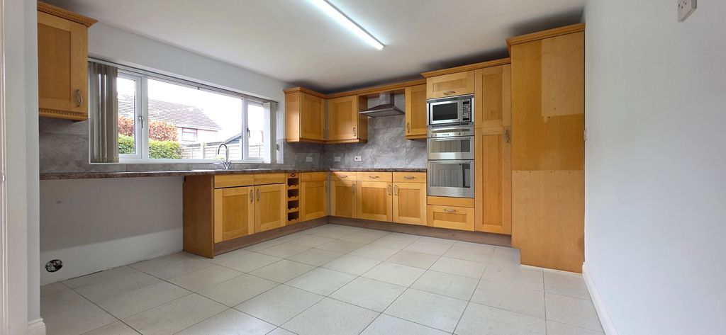Property photo 2 of 9 Kitchen