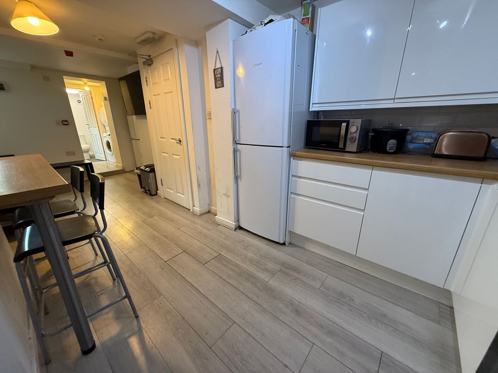 Property photo 2 of 9 Kitchen