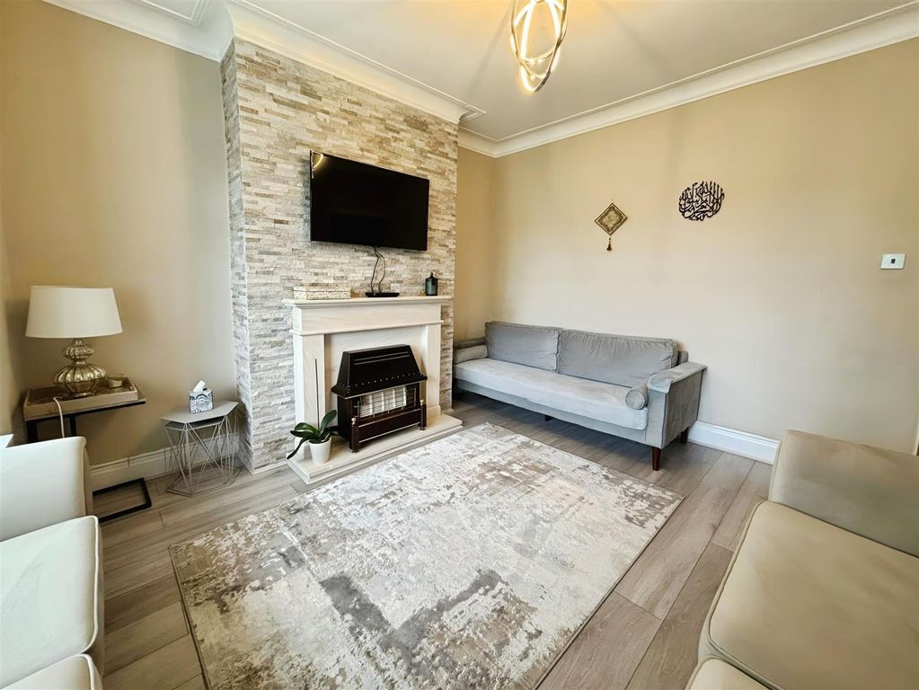 Property photo 3 of 31 Lounge