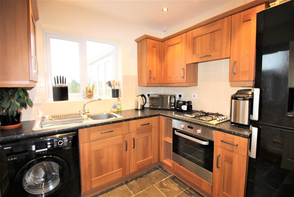Property photo 2 of 11 Bright Modern Kitchen With Integrated Appliances...