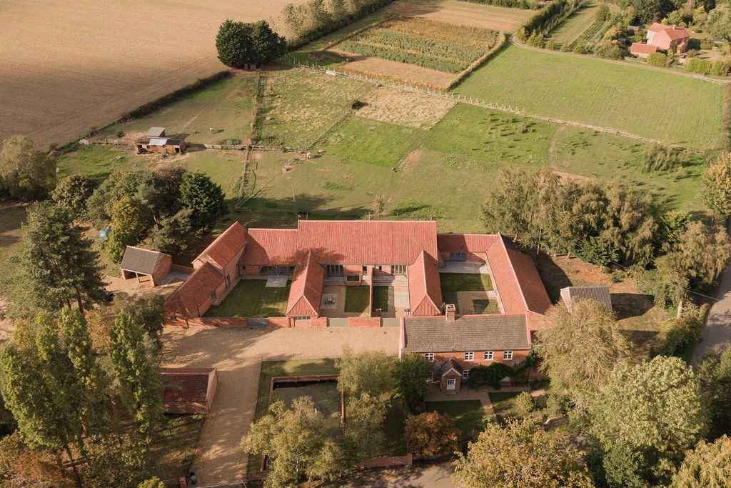Property photo 1 of 18 Highbury Farm Barns