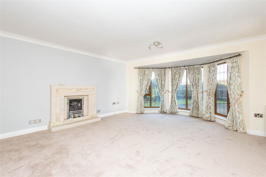 Property photo 3 of 29 Lounge