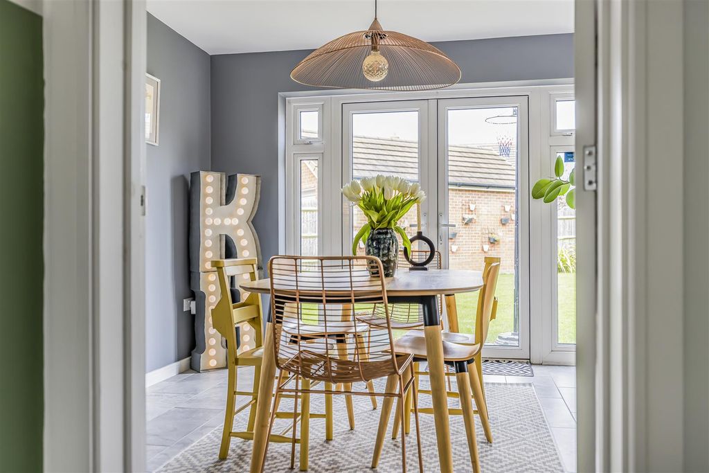 Property photo 2 of 27 4 West Brook View, Emsworth-Porticomarketing-Soldb