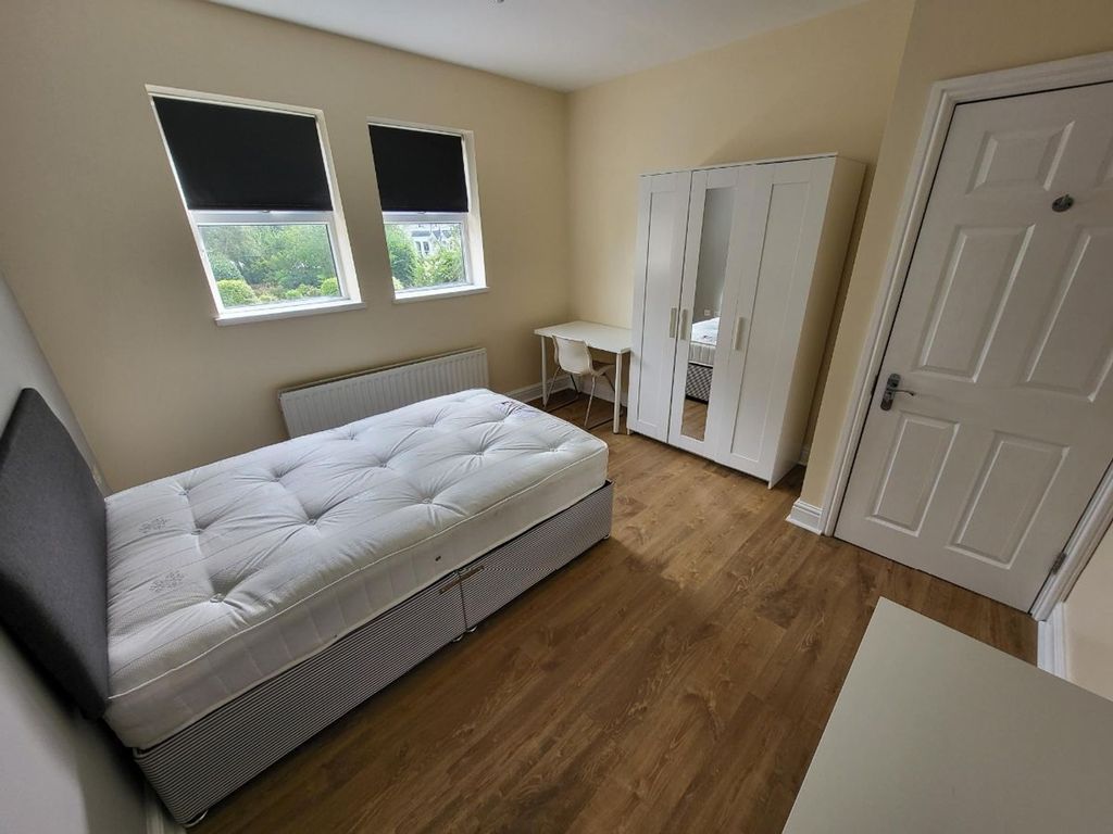 Property photo 1 of 12 A Bright And Spacious Double Bedroom Featuring Lar...