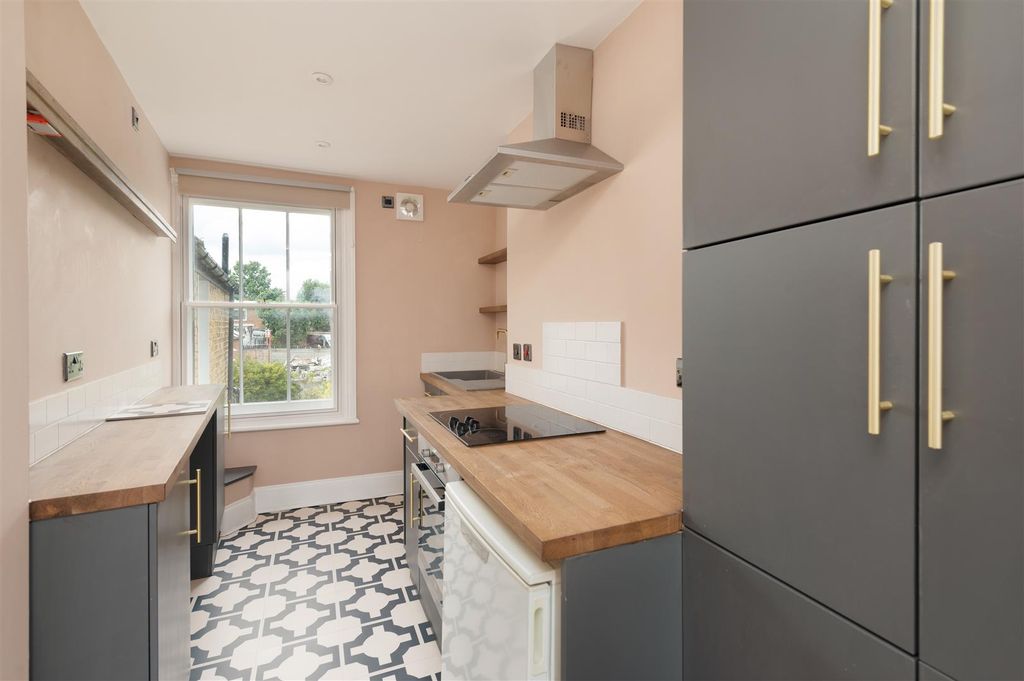 Property photo 2 of 9 Cromwell Road, Whitstable