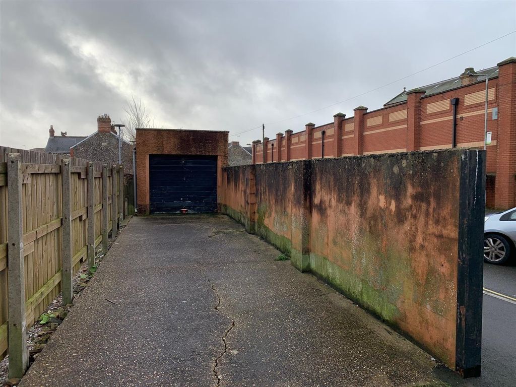 Property photo 1 of 5 Garage 2 Exterior.Jpg