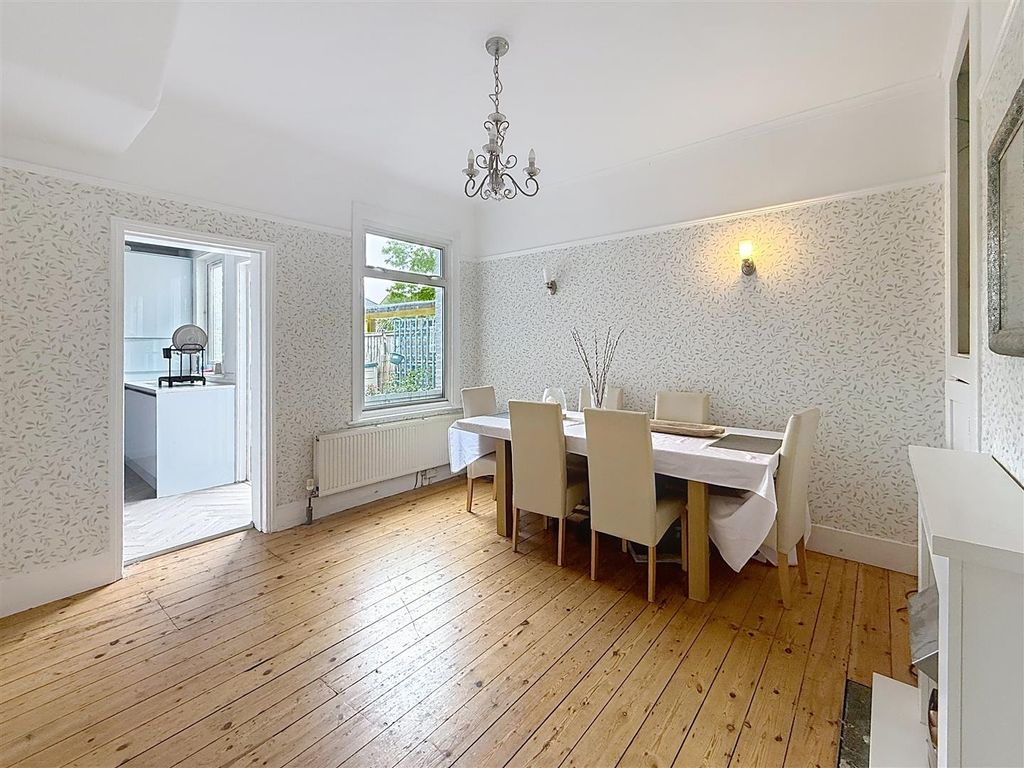 Property photo 2 of 22 Havering Rd, Rm1 For Sale By Barrain London Estate