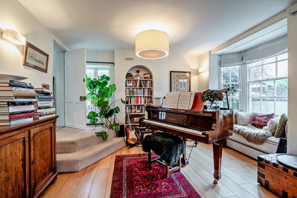 Property photo 3 of 16 Sitting Room