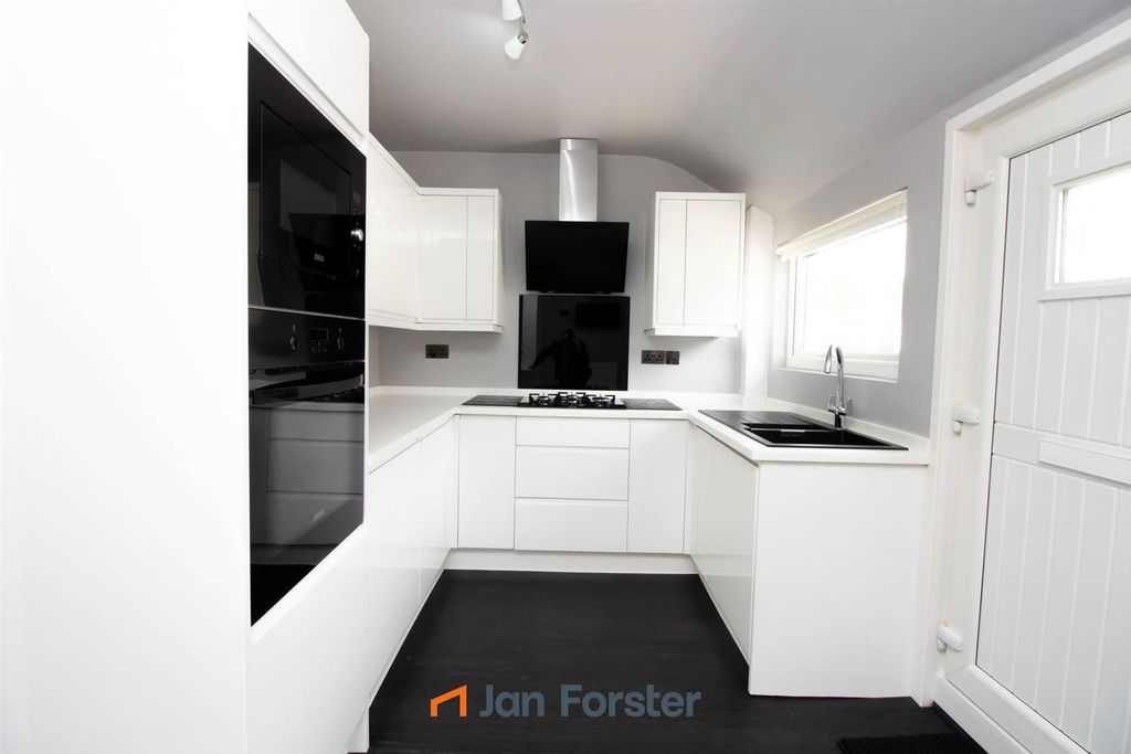 Property photo 3 of 11 Kitchen