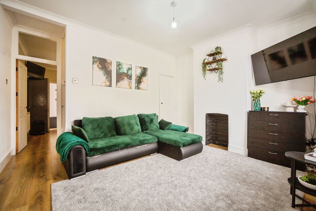 Property photo 3 of 16 Lounge