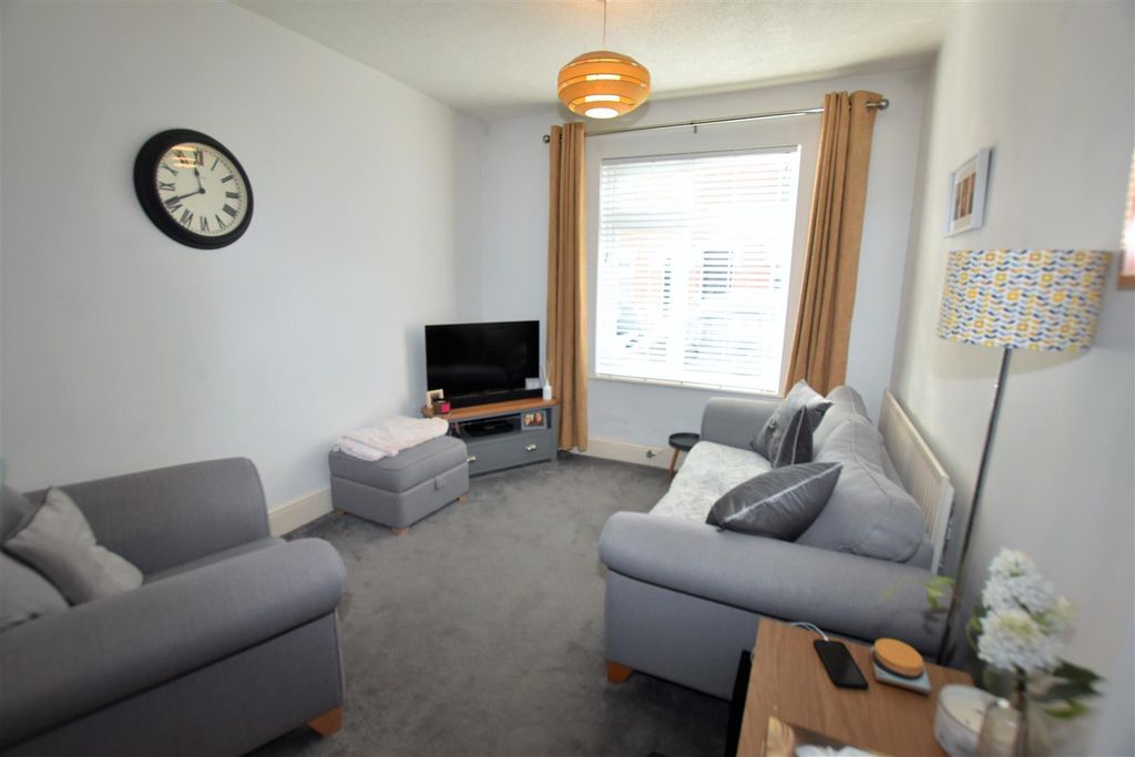 Property photo 3 of 15 Lounge