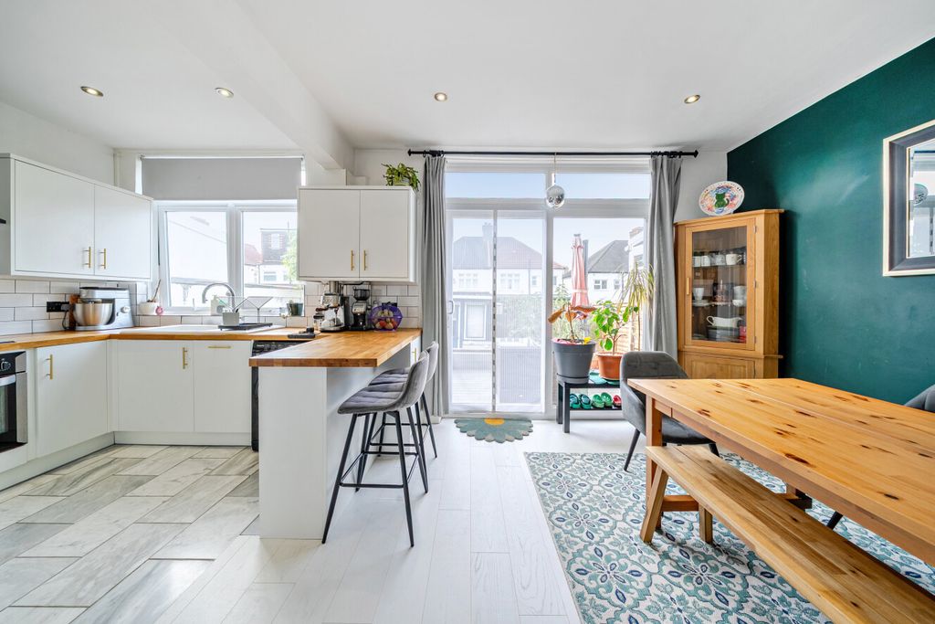 Property photo 2 of 13 1525923-15-6Ab555...