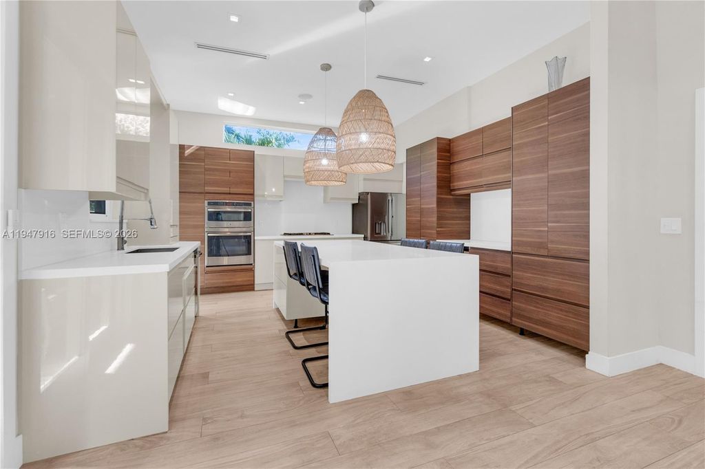 Property photo 3 of 44