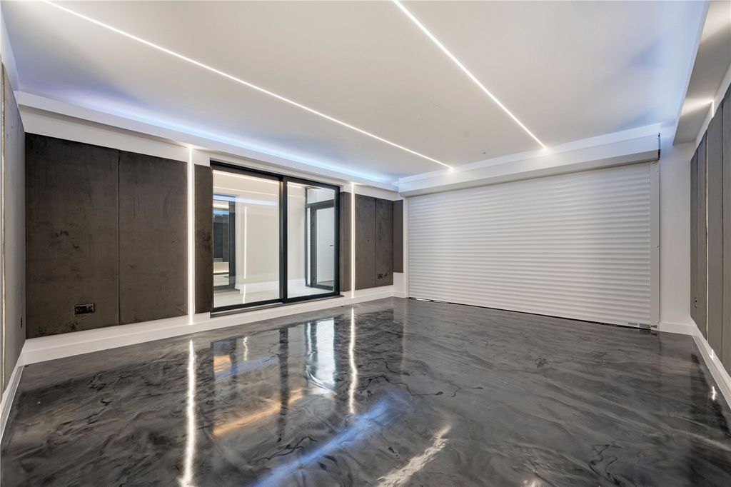 Property photo 2 of 12 Garage