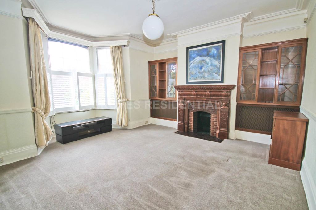 Property photo 2 of 27