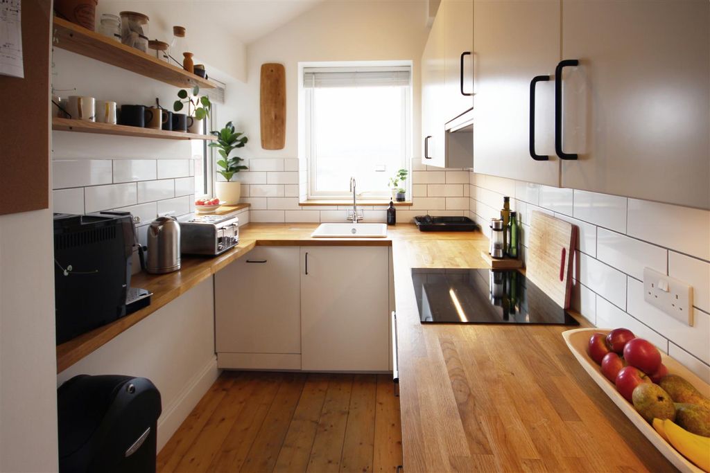 Property photo 3 of 17 Dining Kitchen