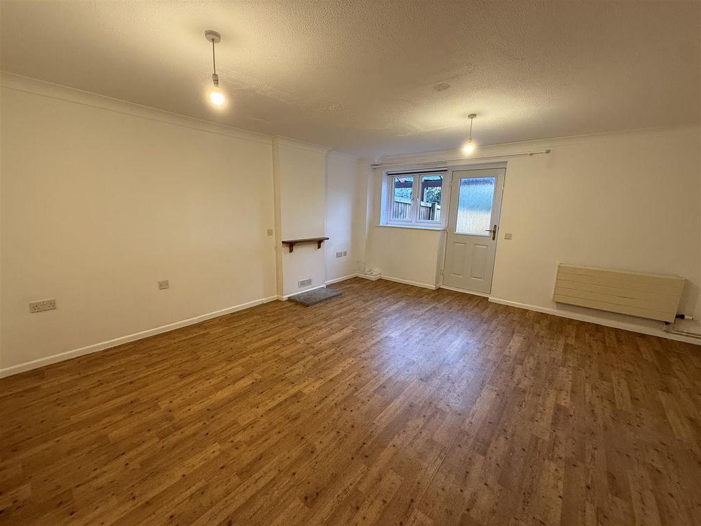 Property photo 3 of 10 Living Room