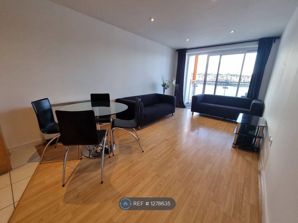 Property photo 2 of 10 Spacious Modern Living Room