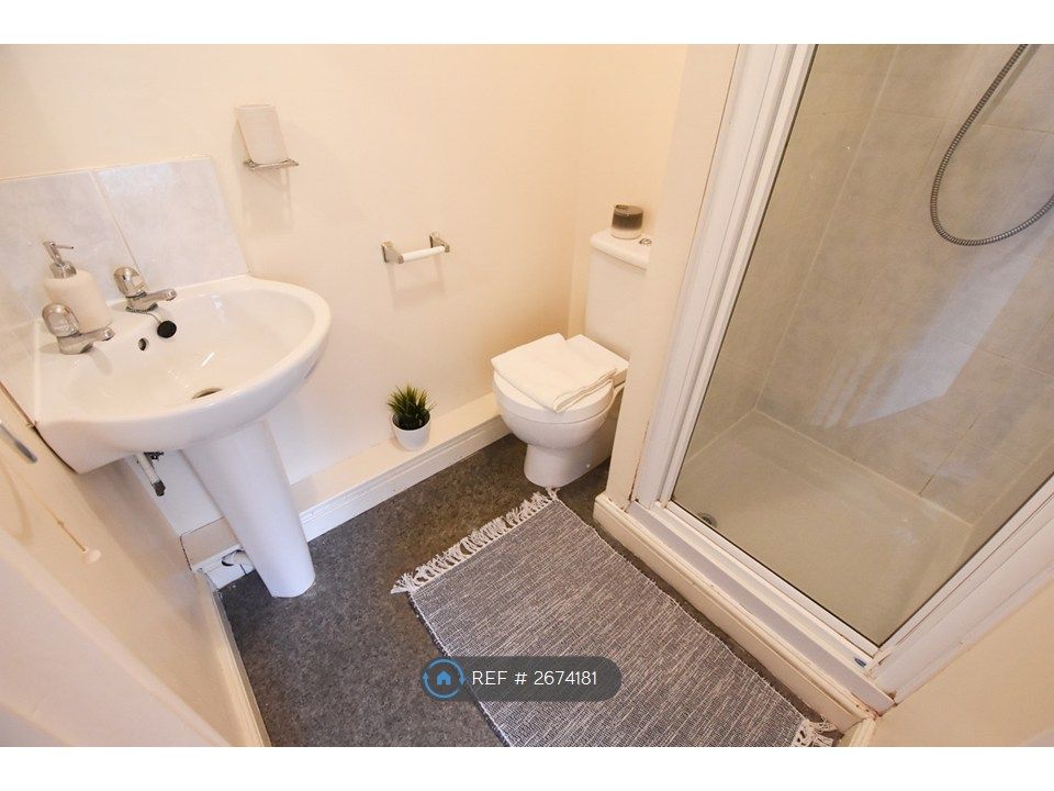 Property photo 3 of 13 Room 2 - Ensuite