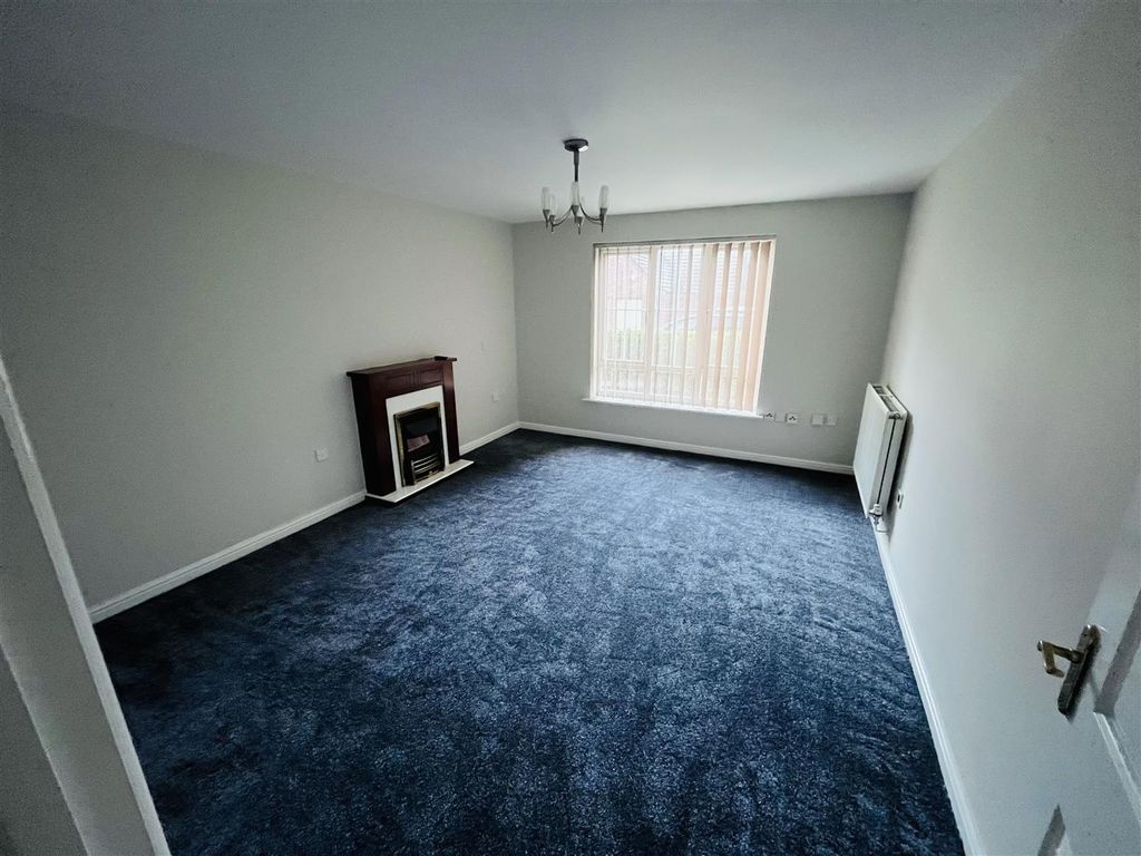 Property photo 3 of 13 Lounge