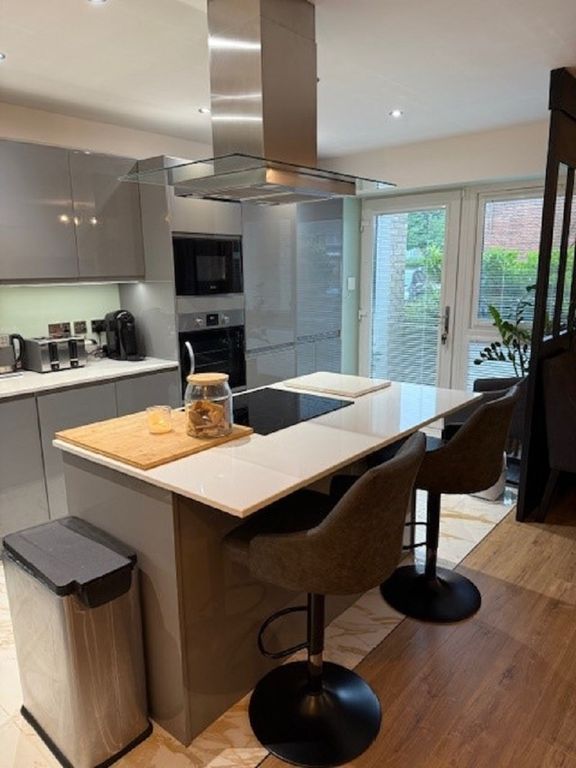 Property photo 3 of 17 Kitchen Area