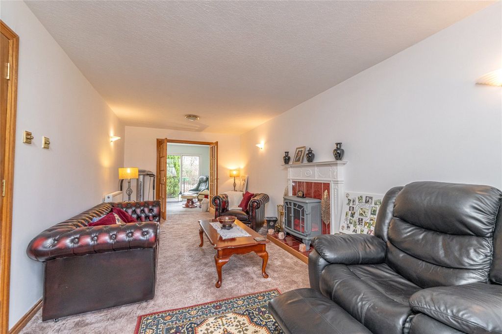 Property photo 3 of 39 Lounge Alt