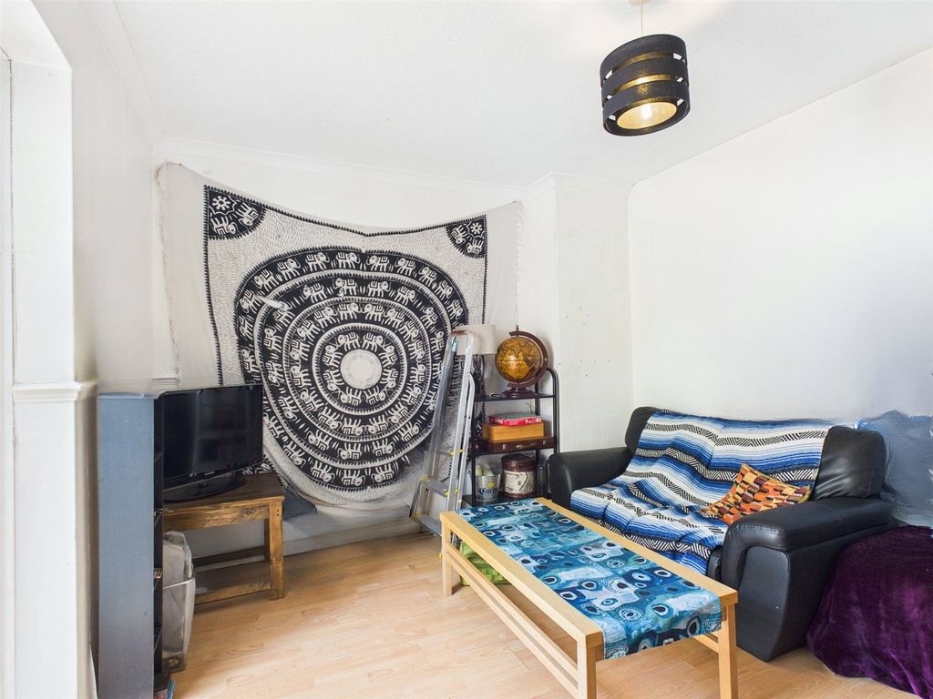 Property photo 3 of 19 Lounge-House-To-Rent