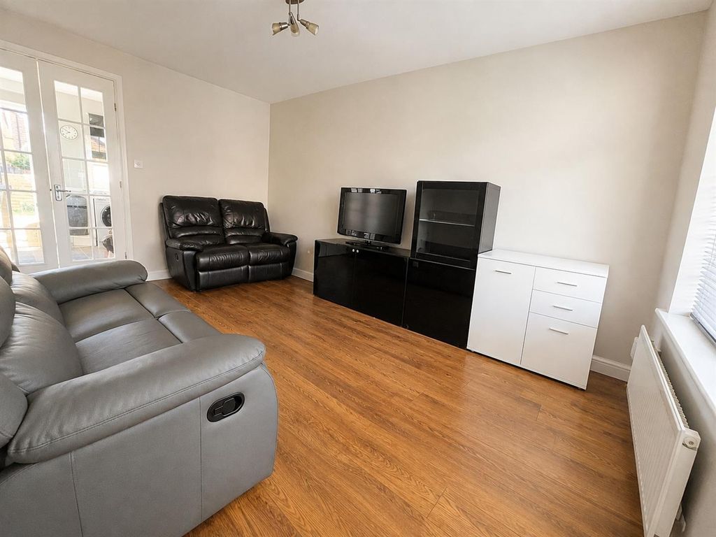 Property photo 3 of 14 Lounge