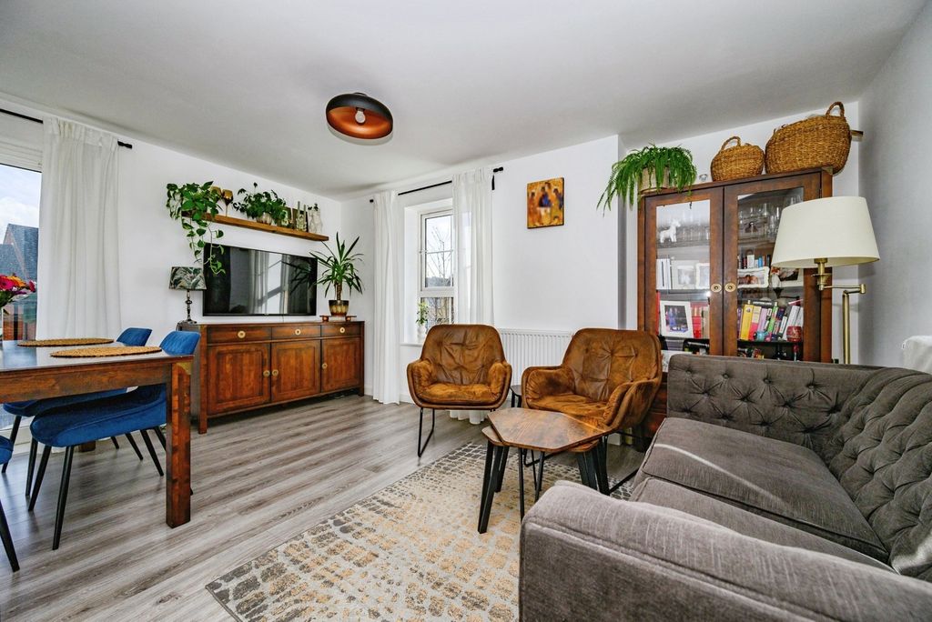 Property photo 3 of 12 Lounge