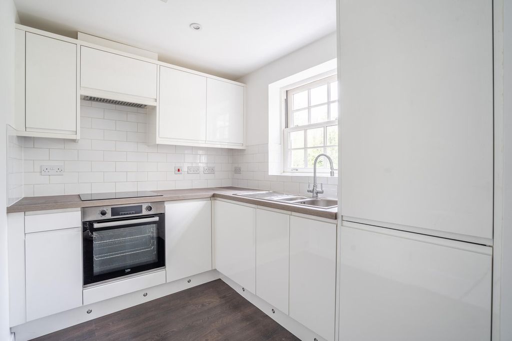 Property photo 3 of 11 Kitchen