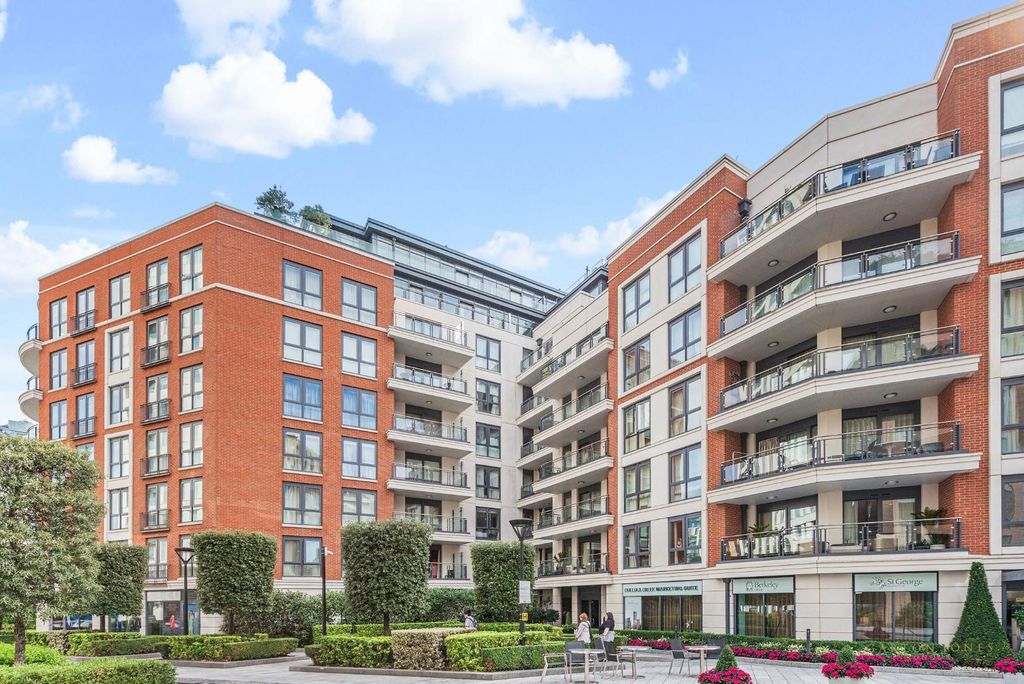 Property photo 3 of 24 Doulton House