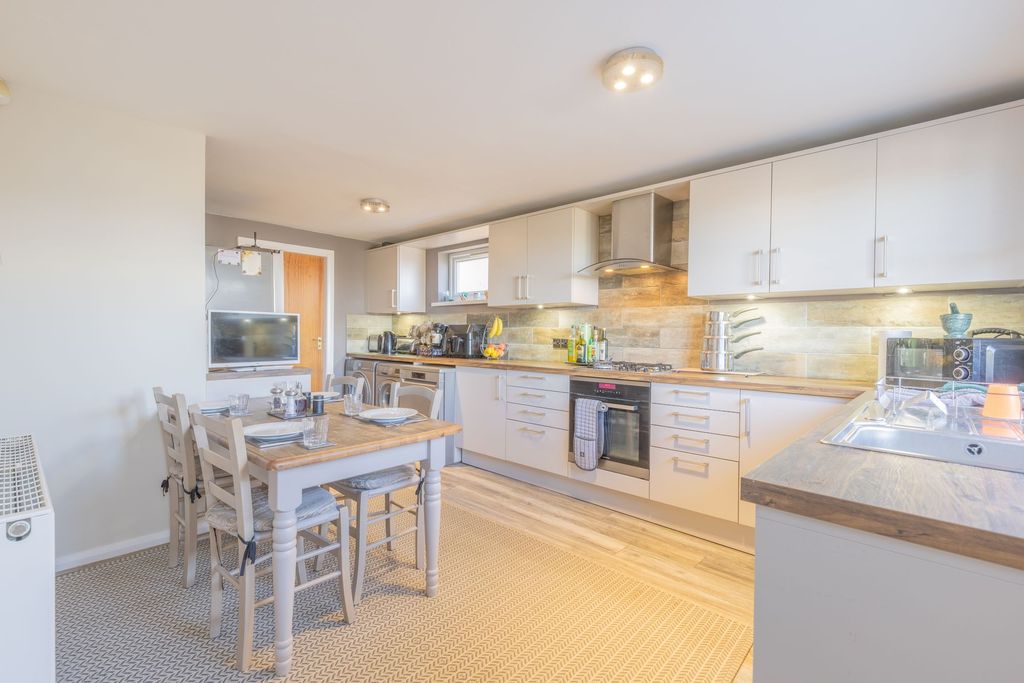 Property photo 3 of 37