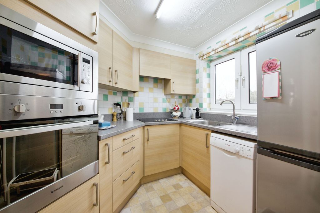 Property photo 3 of 10 Kitchen