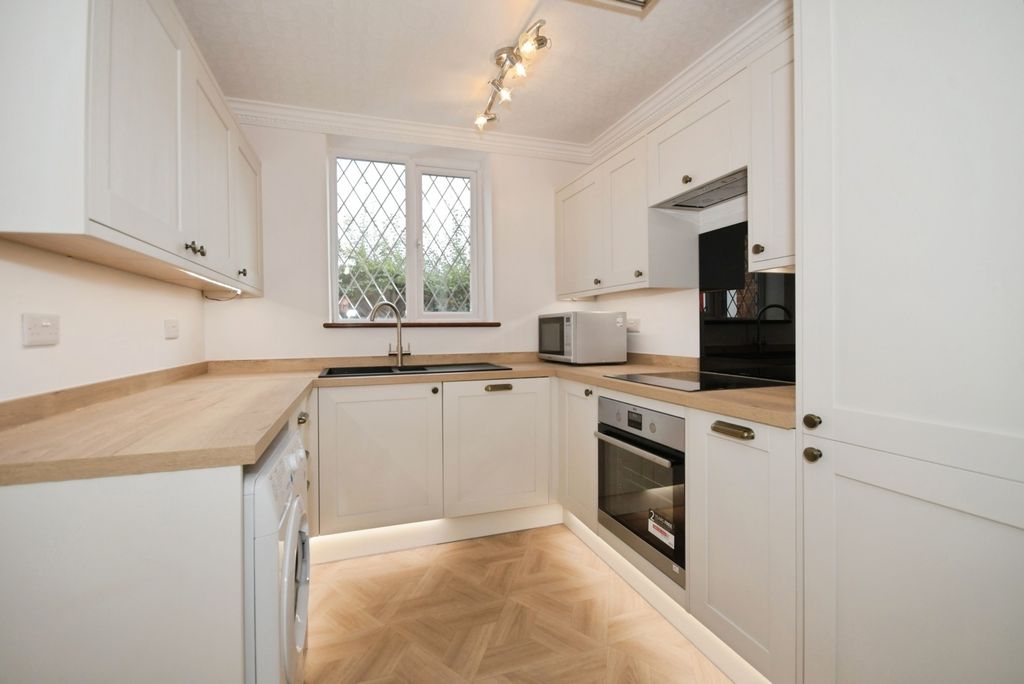 Property photo 3 of 19 Kitchen