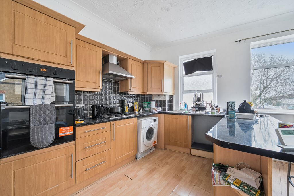 Property photo 3 of 9 1400566-12-696E26...