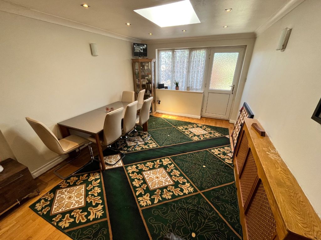 Property photo 3 of 11 4230972