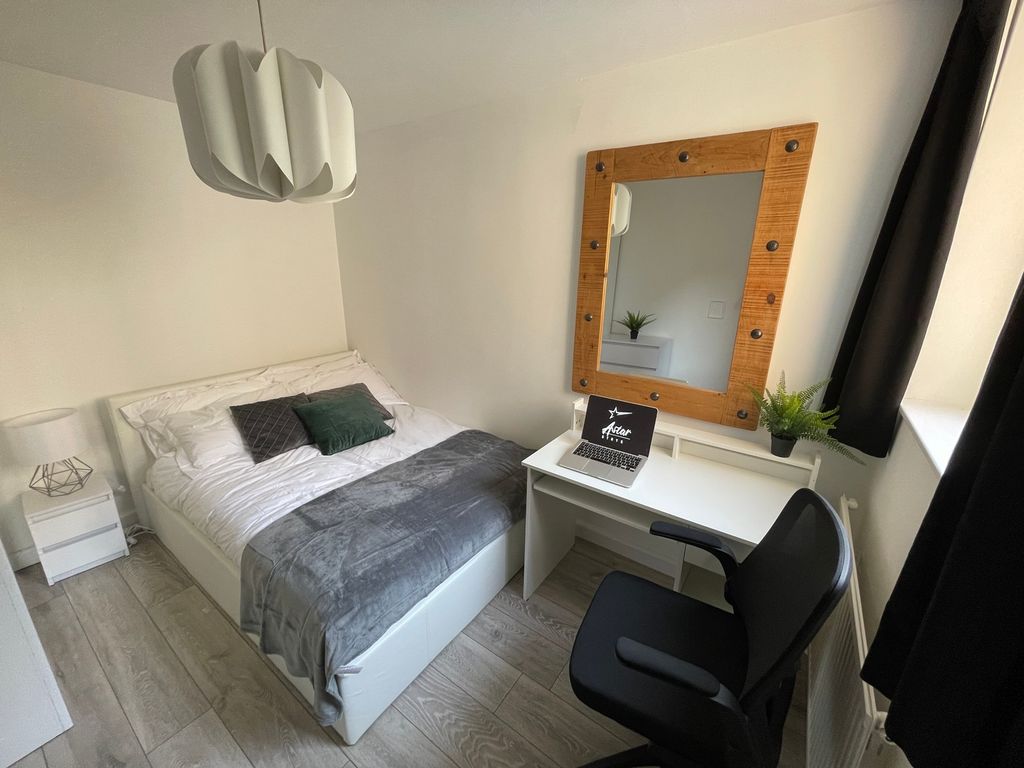 Property photo 3 of 7 A Bright And Inviting Double Bedroom Featuring A c...