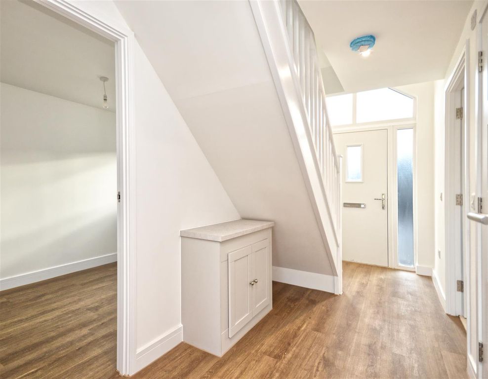 Property photo 2 of 12 Entrance Hall