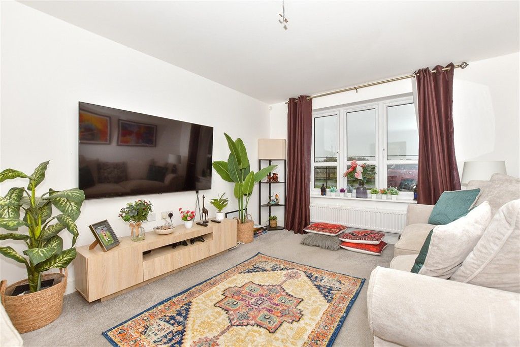 Property photo 1 of 12 Lounge