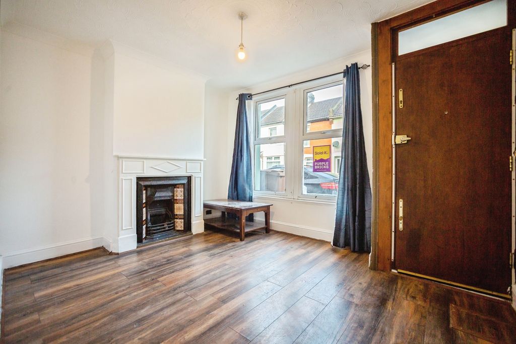 Property photo 3 of 15 Lounge