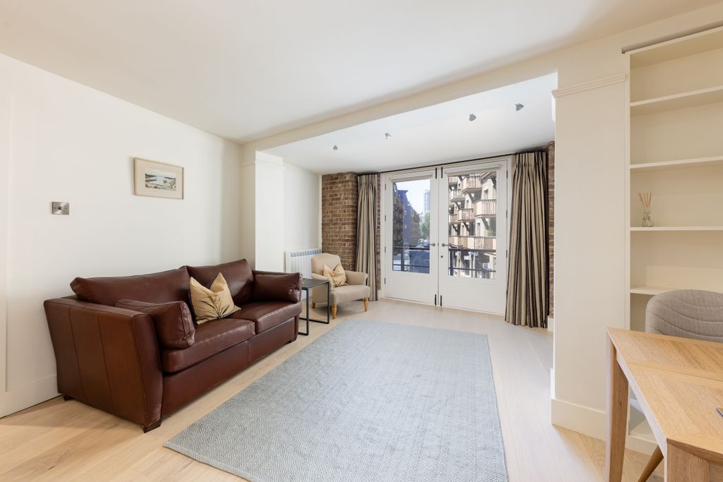 Property photo 3 of 12 St.Georges Wharf ...