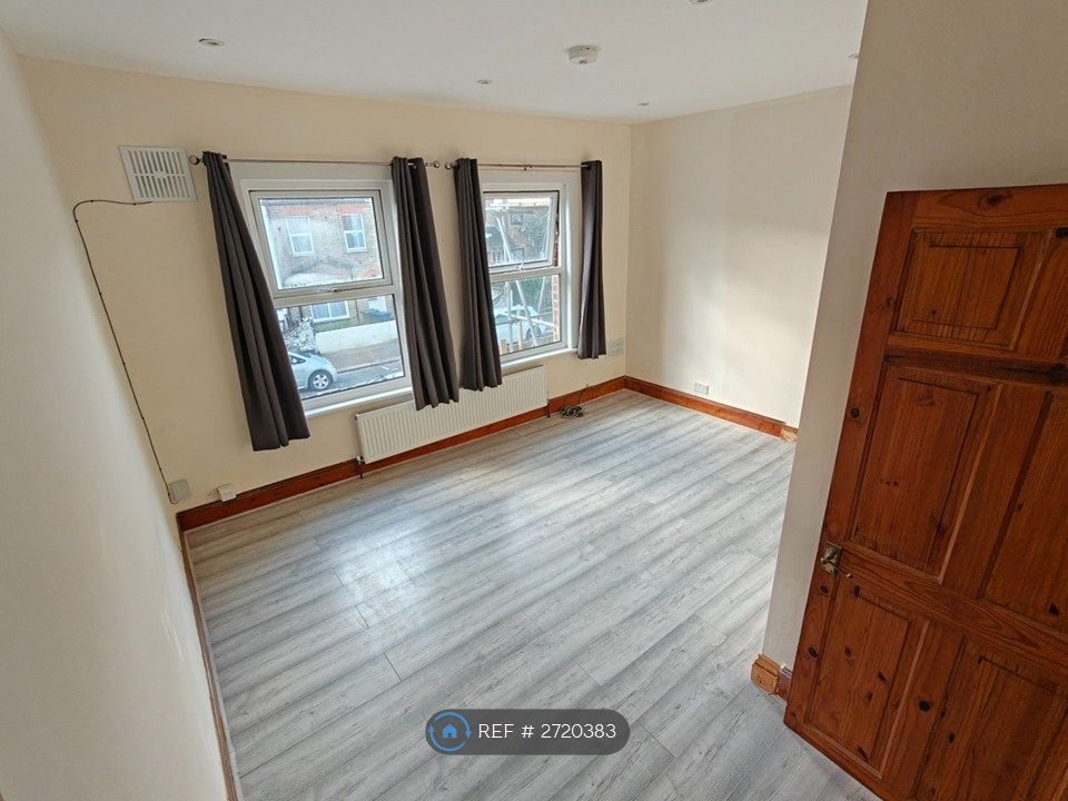 Property photo 1 of 11 Main Bedroom