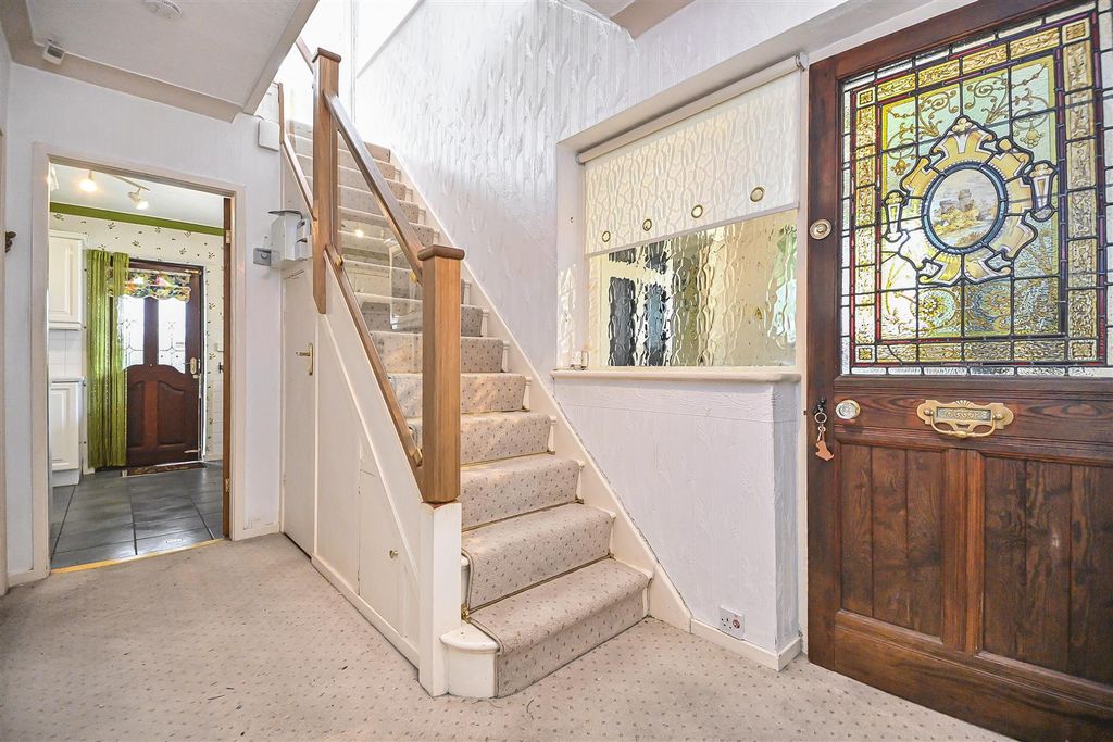 Property photo 2 of 35 21 Hayman Avenue Entrance Hall.Jpg