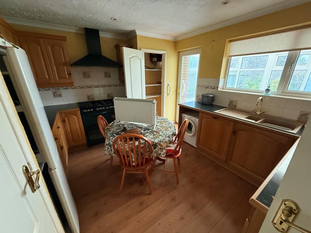 Property photo 3 of 7 Kitchen