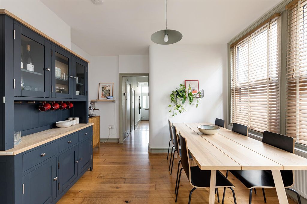 Property photo 3 of 36 Newport Road, E11