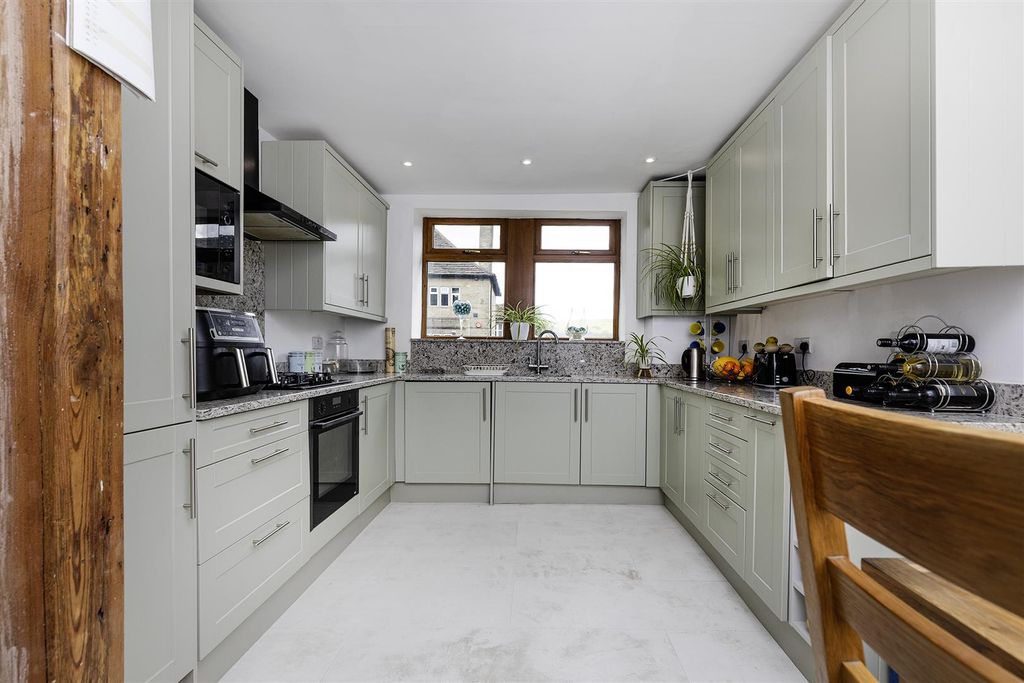 Property photo 3 of 29 Dining Kitchen