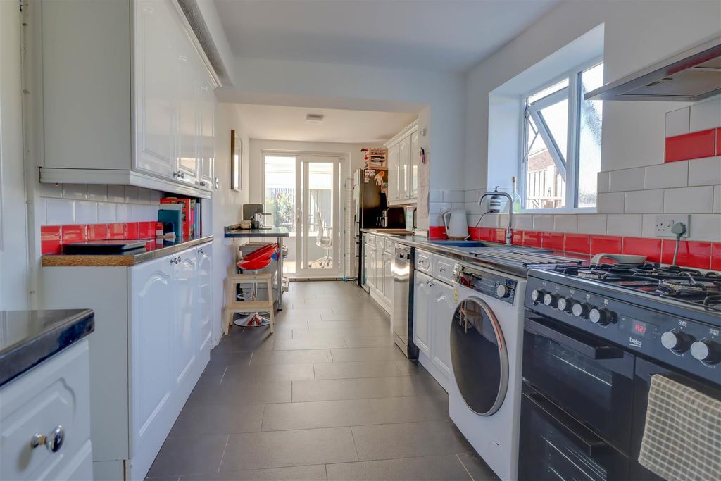 Property photo 3 of 21 97 Alderney Gardens-9.Jpg