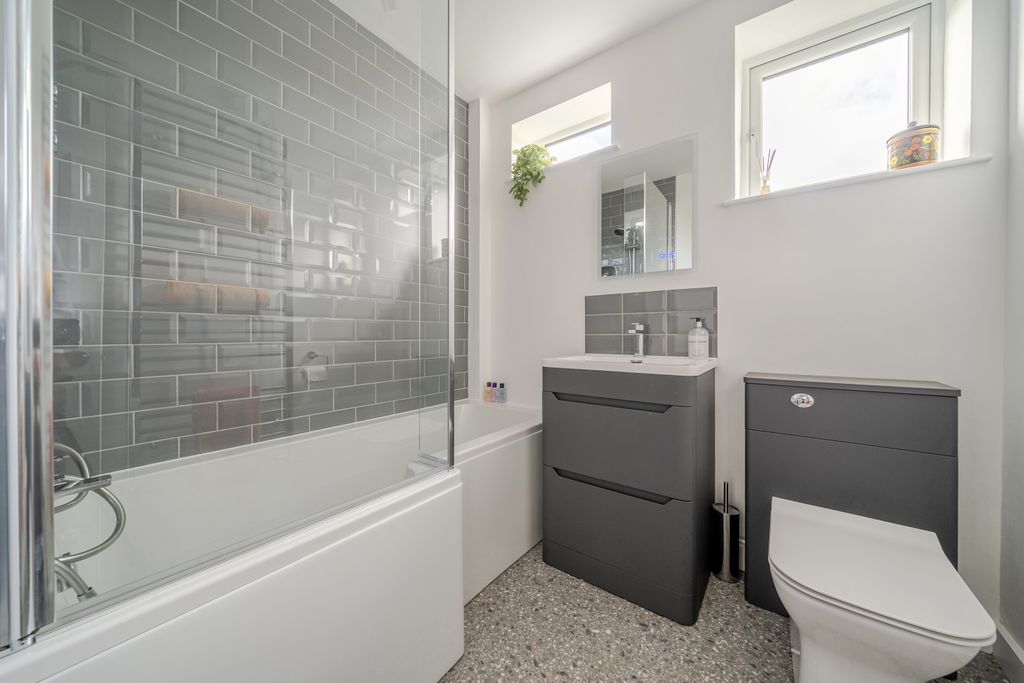 Property photo 2 of 23 Bathroom